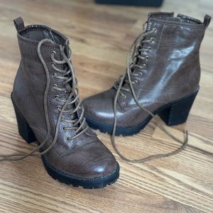 Women’s size 8 brown combat heeled boot.